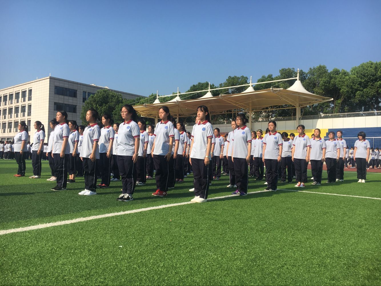 雄鹰展翅待翱翔,雨中学子愈坚强——雨花台中学高一新生军训进行时