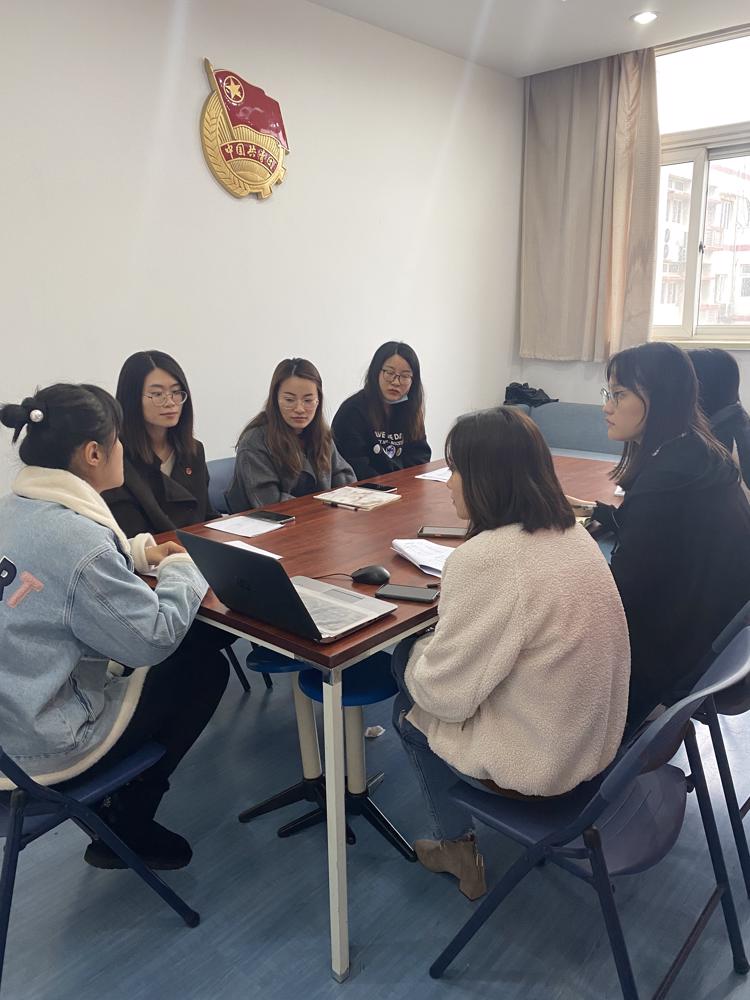 雨花台中学高中部教师团支部集中学习党的十九届五中全会精神 (3).JPG 雨花台中学高中部教师团支部集中学习党的十九届五中全会精神 (3).JPG