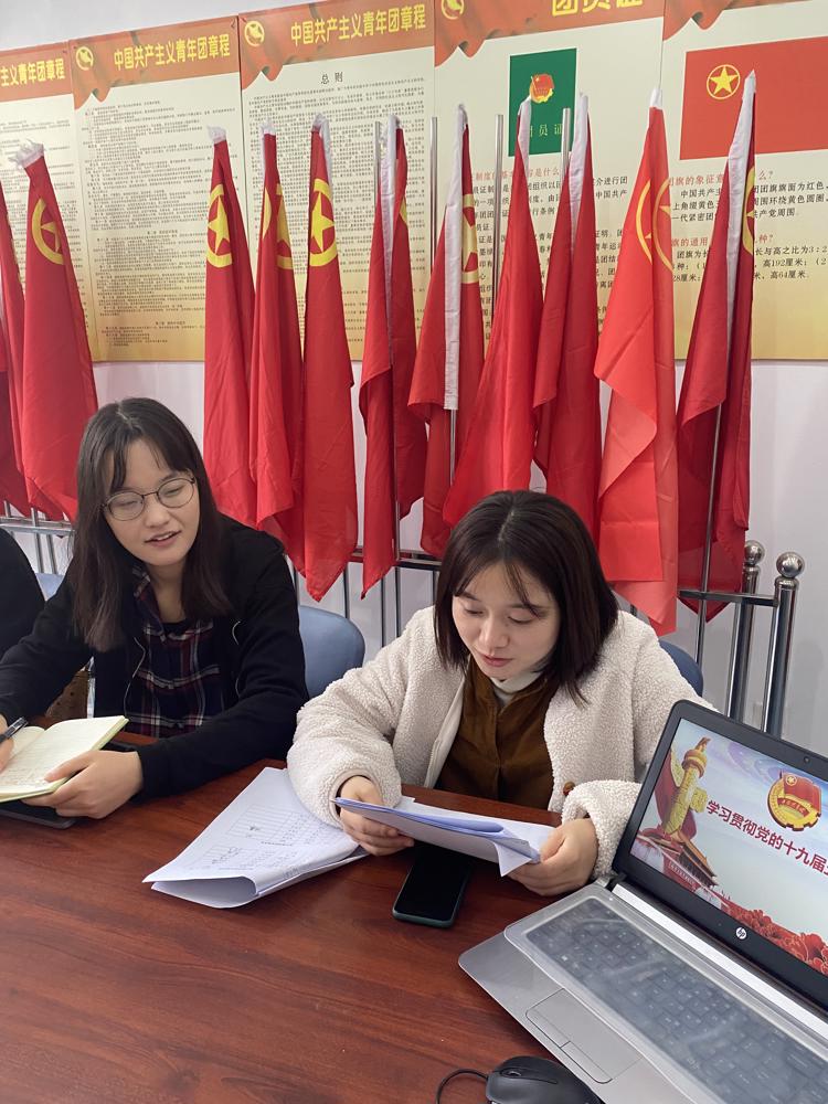 雨花台中学高中部教师团支部集中学习党的十九届五中全会精神 (4).JPG 雨花台中学高中部教师团支部集中学习党的十九届五中全会精神 (4).JPG