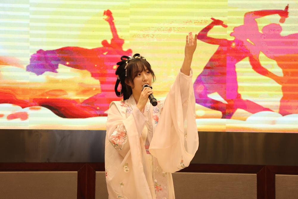 16 高二(10)汪祉研 《桃夭》.JPG 16 高二(10)汪祉研 《桃夭》.JPG