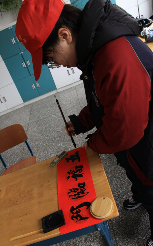 牛气冲天迎新春,温暖春联赠恩师——雨花台中学高二(15)团支部志愿者活动1.JPG 牛气冲天迎新春,温暖春联赠恩师——雨花台中学高二(15)团支部志愿者活动1.JPG