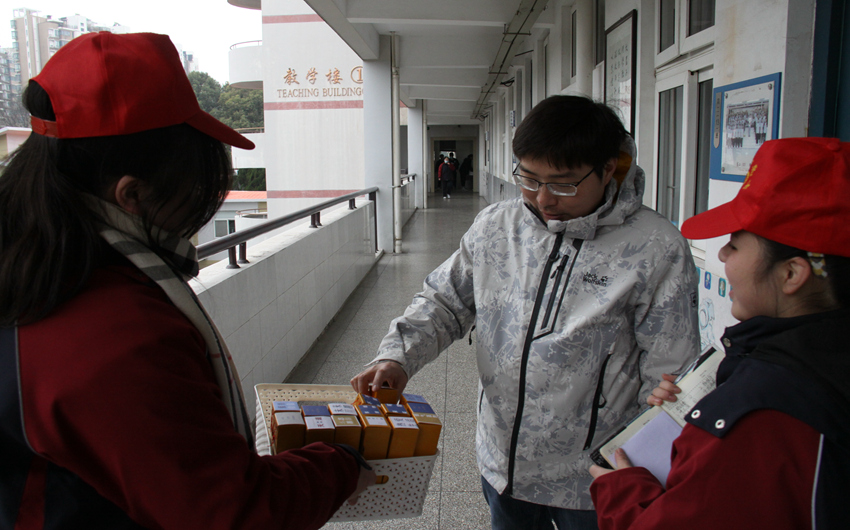 牛气冲天迎新春,温暖春联赠恩师——雨花台中学高二(15)团支部志愿者活动3.JPG 牛气冲天迎新春,温暖春联赠恩师——雨花台中学高二(15)团支部志愿者活动3.JPG