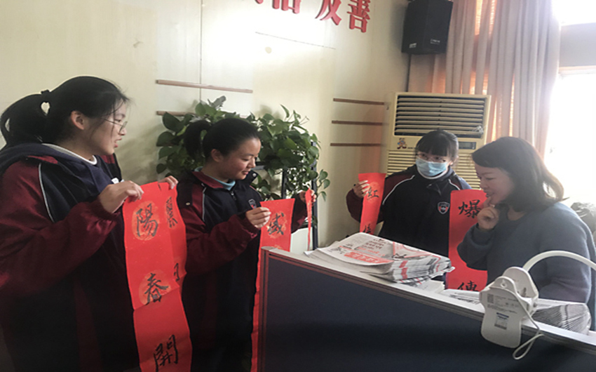迎新春 “犇”幸福——雨花台中学高一（2）团支部志愿者活动3.jpg