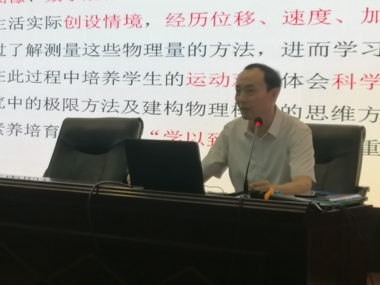 男人拿着笔记本电脑的钢琴

中度可信度描述已自动生成